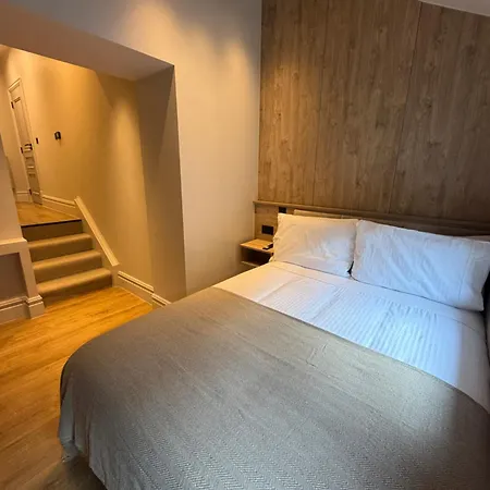 East Parade Collection, Opaz House Flat 3